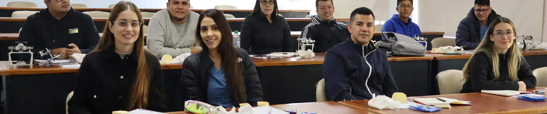 Estudiantes diplomado de odontología