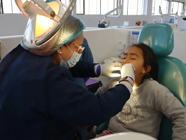 Especialista odontología con paciente