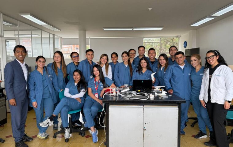 Grupo estudiantes especializaciones odontología